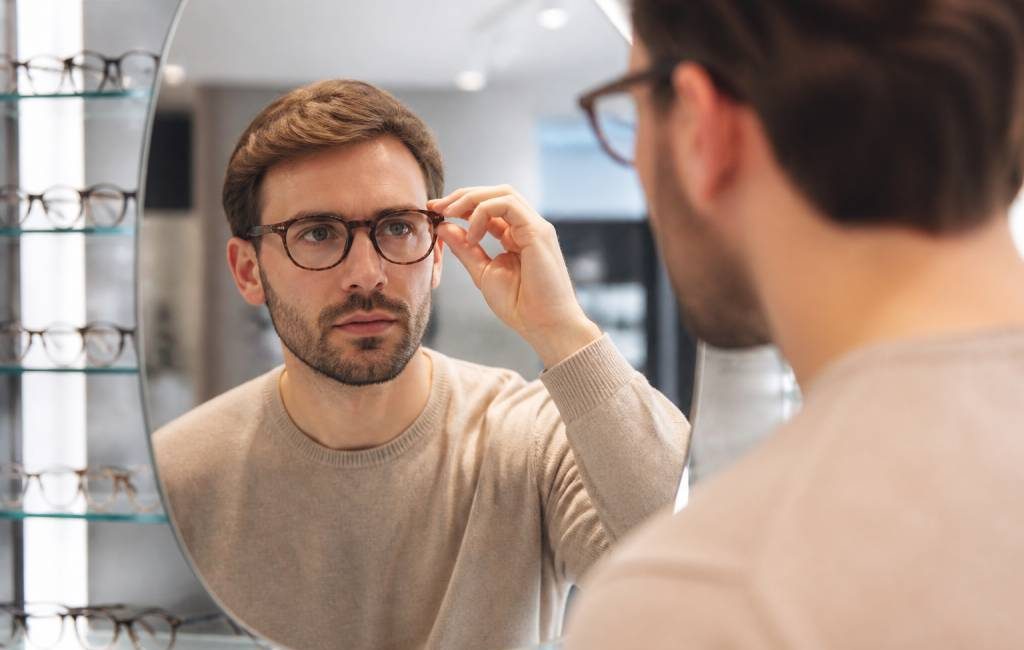 Comment bien choisir ses lunettes de vue pour homme en 2026 : formes, matières et conseils pour allier style et confort