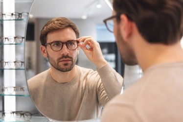 Comment bien choisir ses lunettes de vue pour homme en 2026 : formes, matières et conseils pour allier style et confort