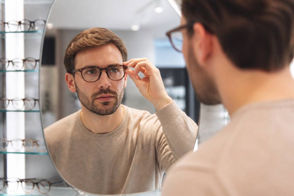 Comment bien choisir ses lunettes de vue pour homme en 2026 : formes, matières et conseils pour allier style et confort